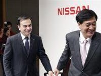 Prezident a CEO spolonosti Nissan p. Carlos Ghon vavo, Prezident spolonosti Mitsubishi Motors Corporation p. Osamu Masuko vpravo
