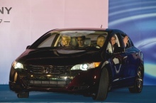 Prv sriovo vyroben model Honda FCX Clarity, za volantom prezident spolonosti Honda, Takeo Fukui
