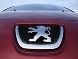znak Peugeot na prednej kapote