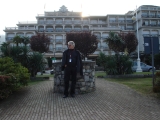 Peter Mauer (AAD) pred Grand hotelom Bristol